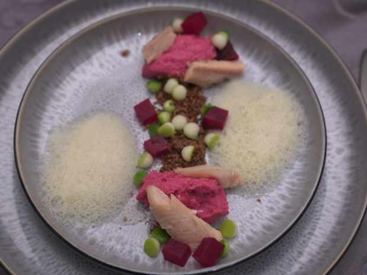 Rote Bete Mousse mit Forelle und Meerrettich-Luft