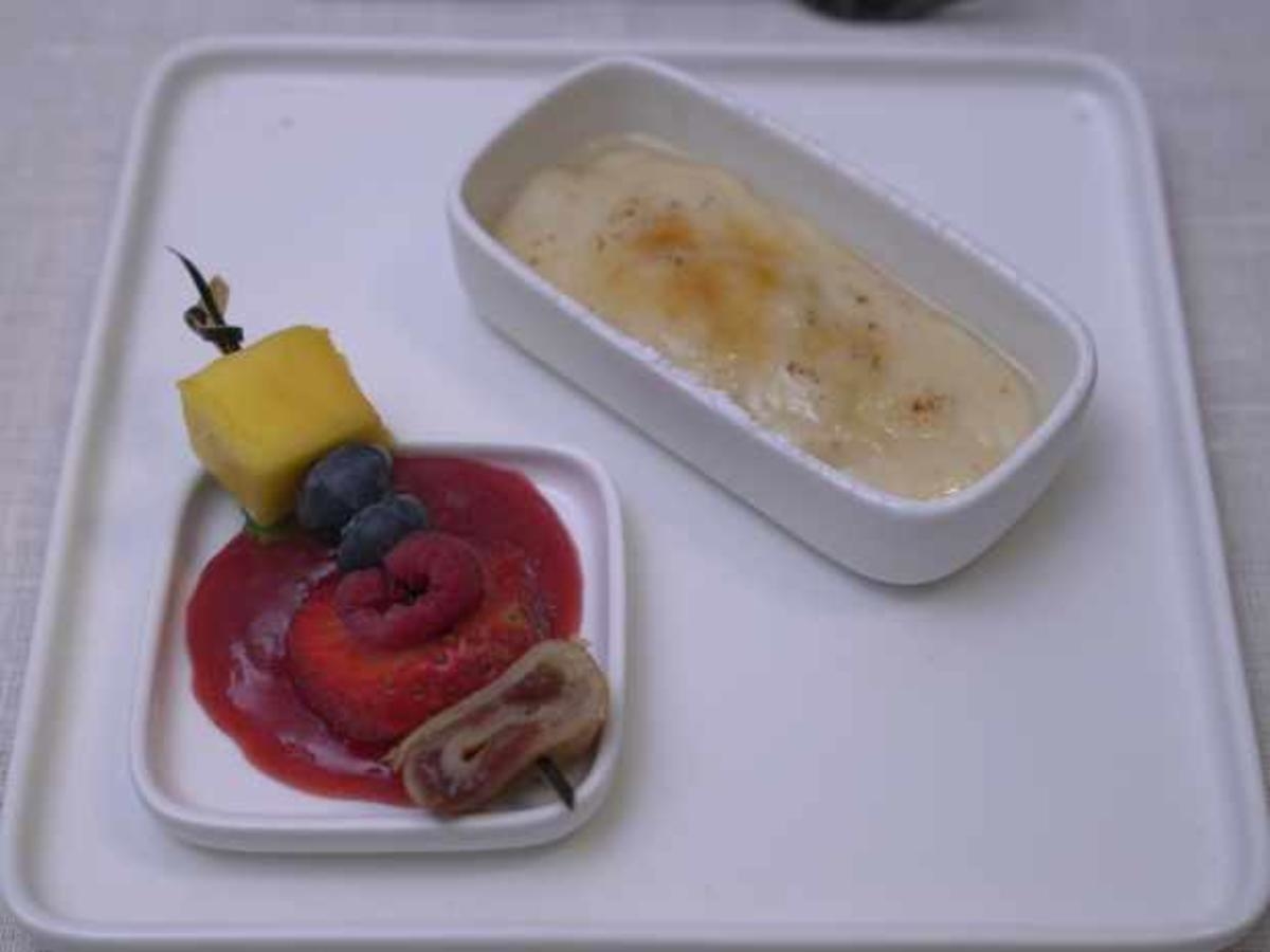 Eierkuchen mit Kokos-Tonkabohnencreme und Obstspieß