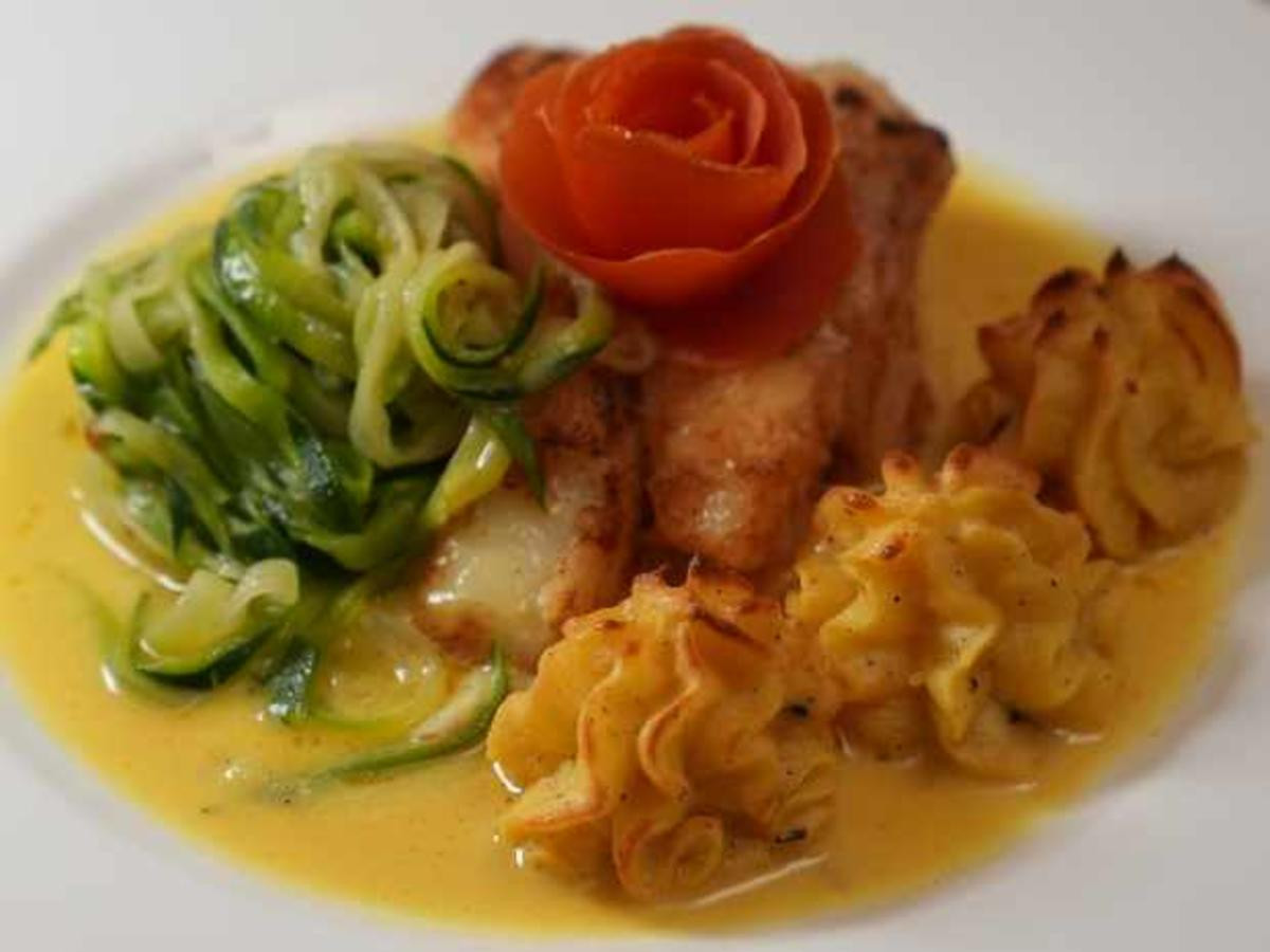 Skrei-Loins mit Zucchini-Tagliatelle und Herzoginkartoffeln