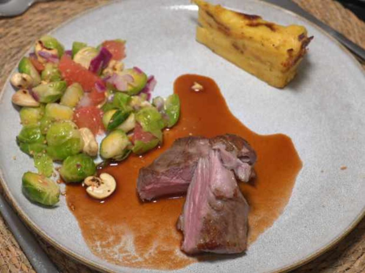 Kalbsfilet mit Kartoffel-Baumkuchen und Rosenkohl