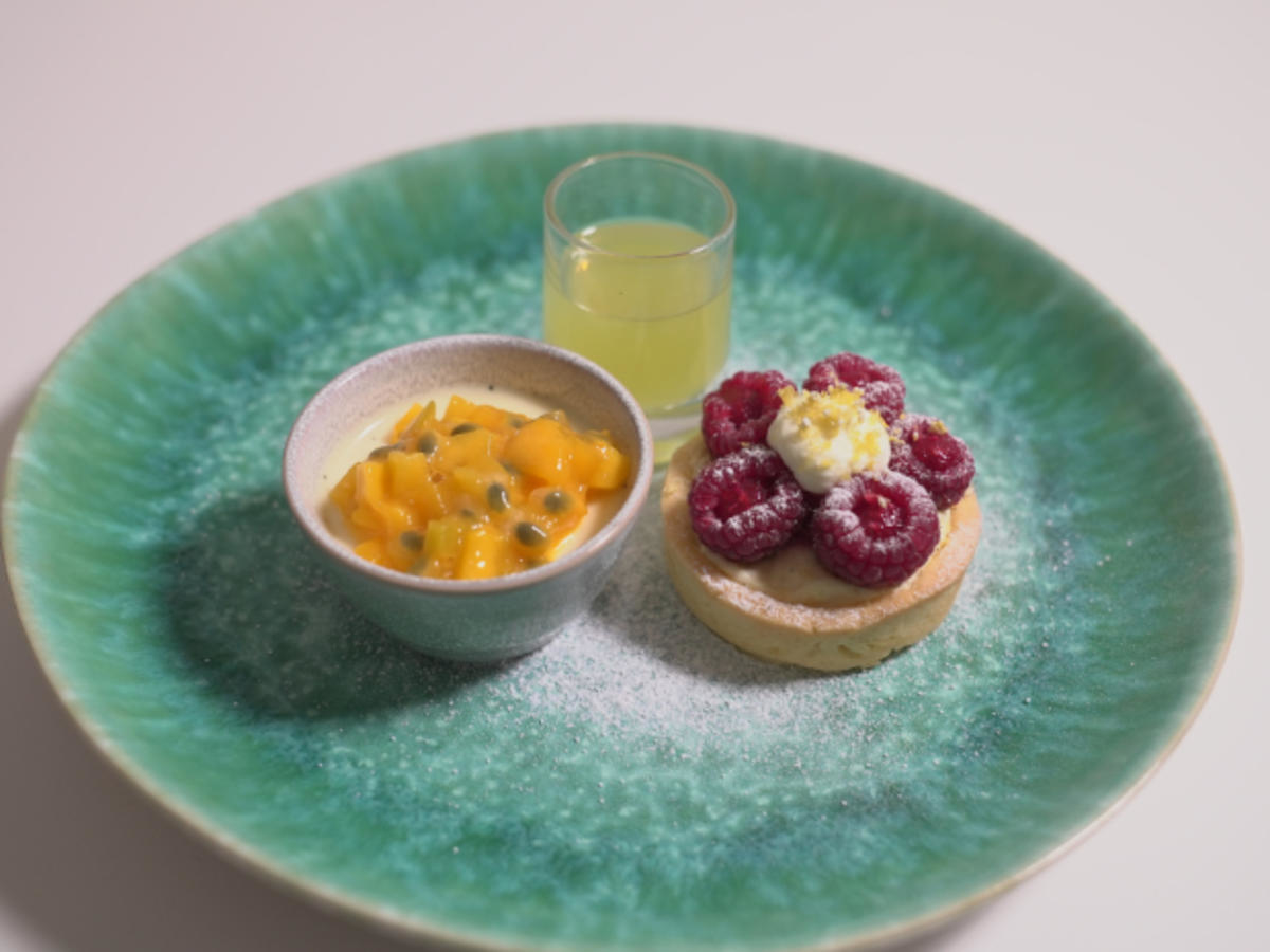 Himbeertartelette und Panna Cotta mit Mango-Passionsfrucht