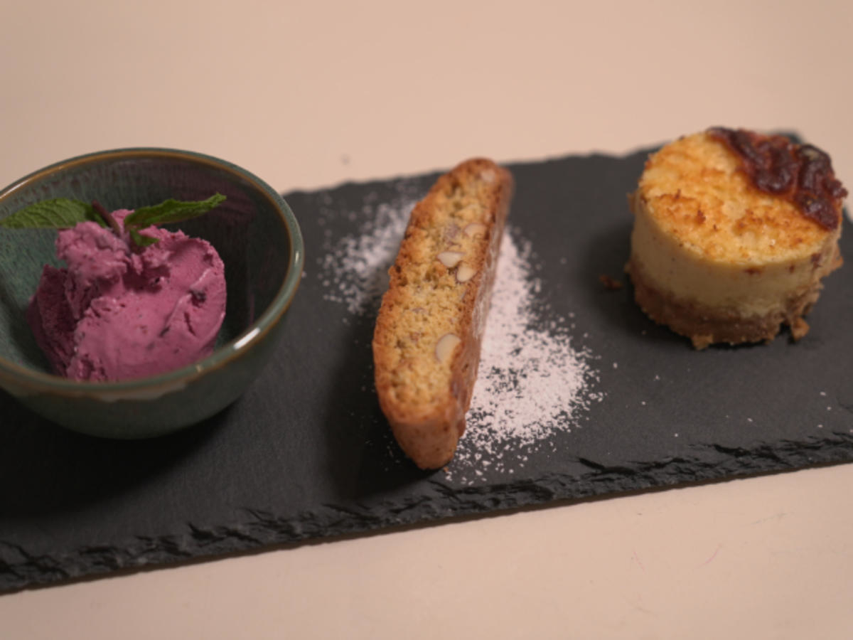 Cheesecake mit Beeren-Mascarpone-Joghurt-Eis und Cantuccini