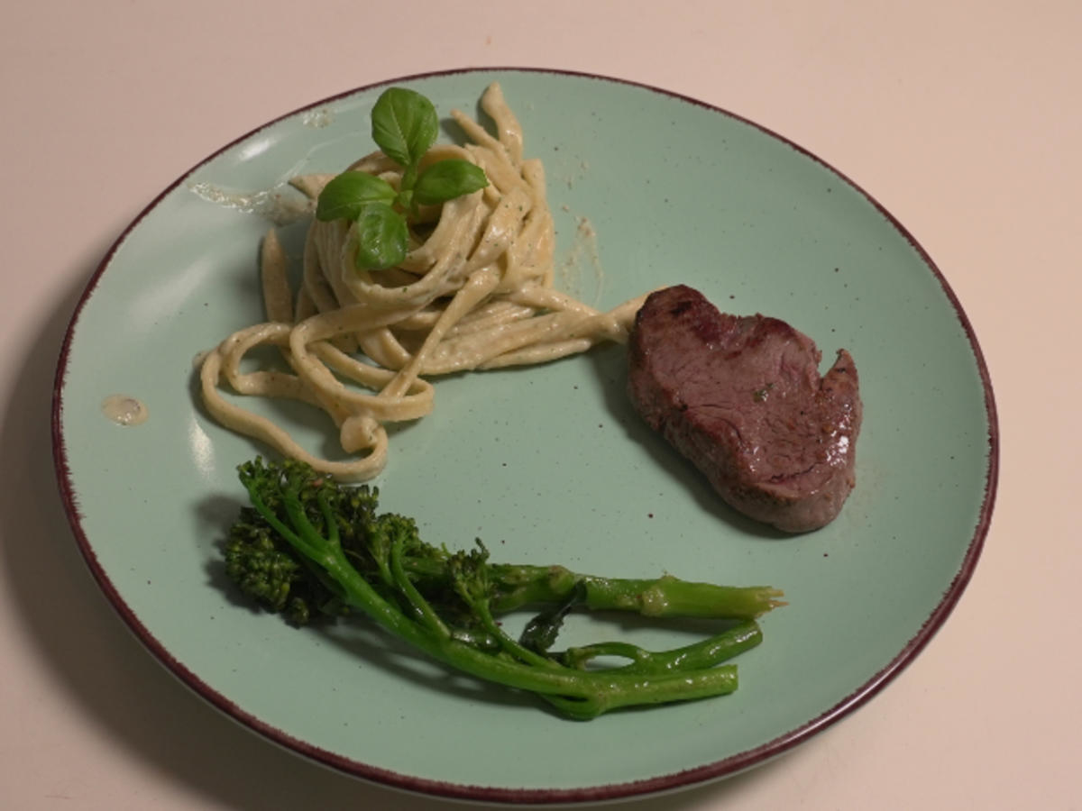 Fettuccine an Pecorino-Ricotta Sauce mit Rindsfilet-Medaillon und Brokkoli