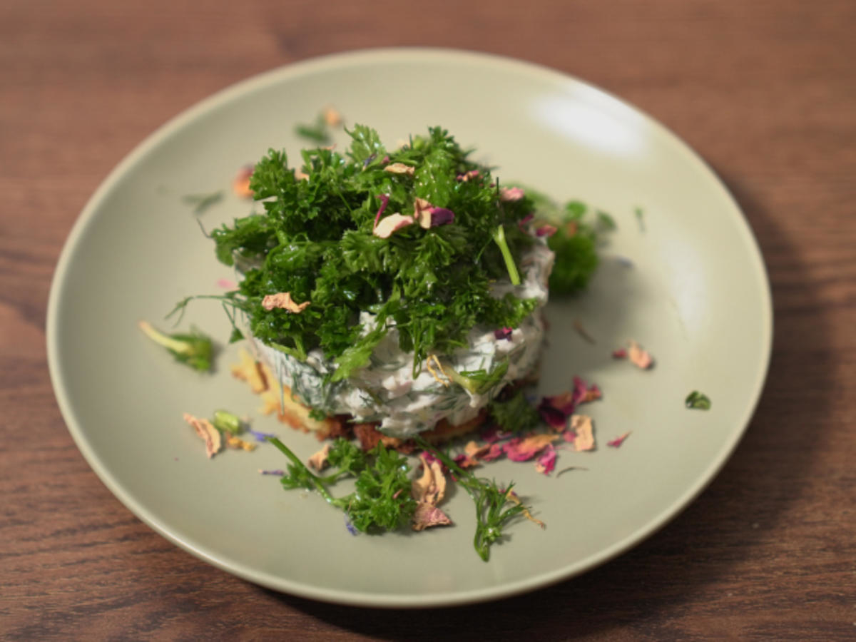 Forellen-Tatar mit Kröbbelche und Wildkräuter