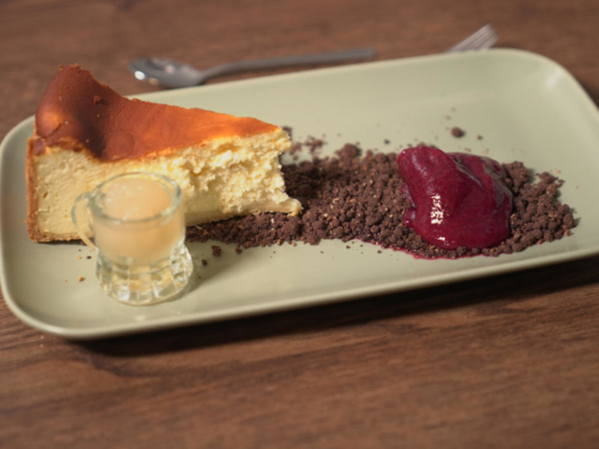 Käsekuchen mit Schokoladenerde und Beerensorbet