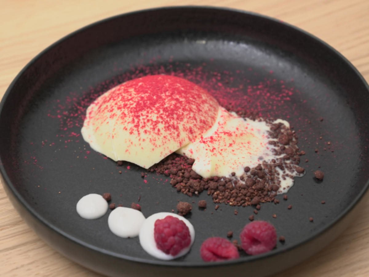 Panna cotta mit Schokoladenerde, Kokos-Gel und heiße Himbeer-Sahne