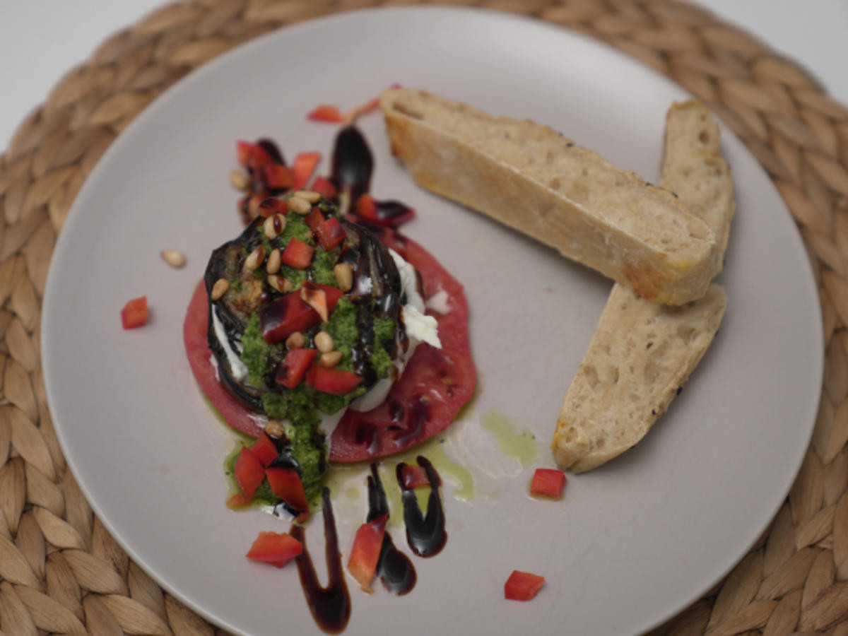 Auberginentürmchen an Petersilien-Pesto mit hausgemachtem Fladenbrot