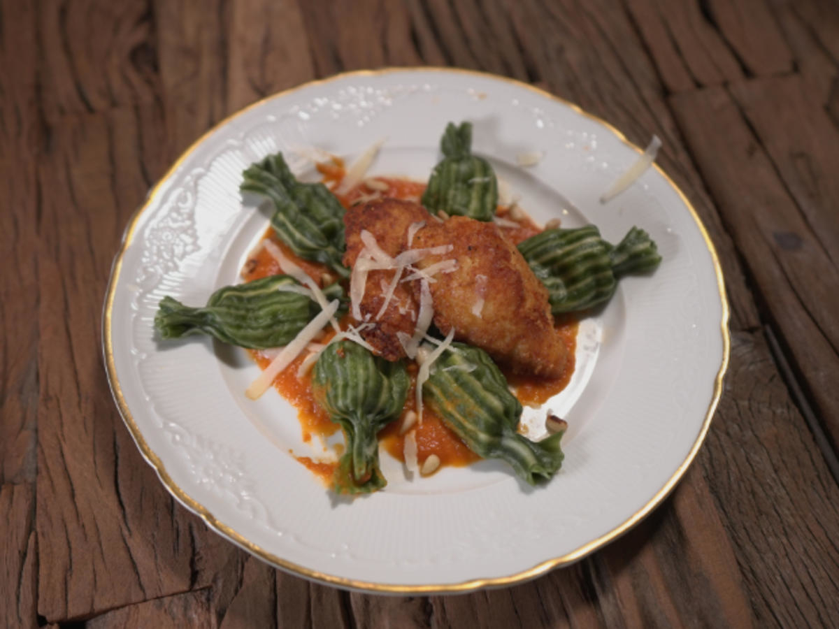 Parmesan-Hähnchen mit Pinienkern-Ricotta-Füllung und Caramelle