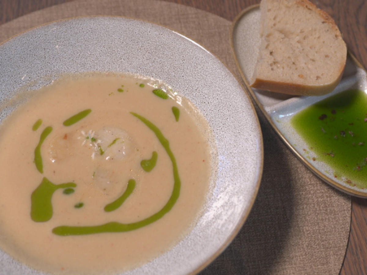 Selleriesuppe mit Jakobsmuscheln und Brot
