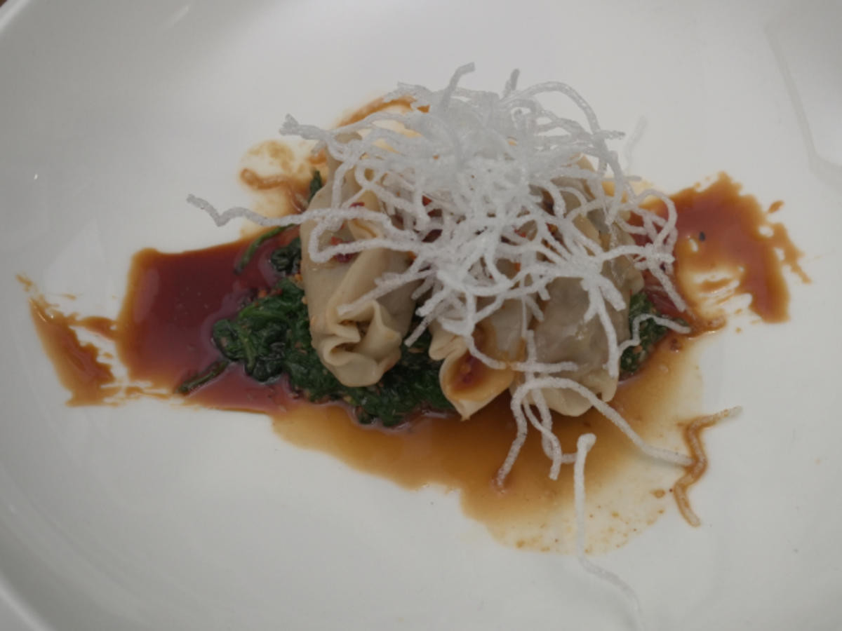 Gyoza mit Sesamspinat und Glasnudelstroh