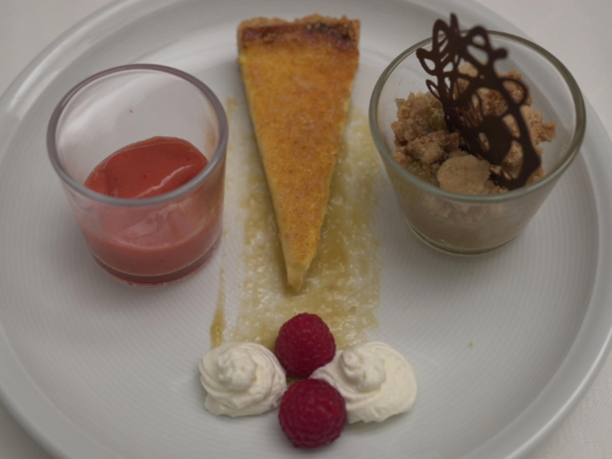 Creme-Brûlée-Tarte mit Rhabarberkompott und Rhabarber-Erdbeer-Sorbet