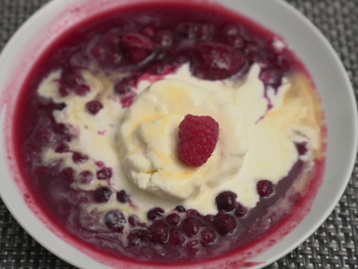Rote Grütze mit Vanilleeis