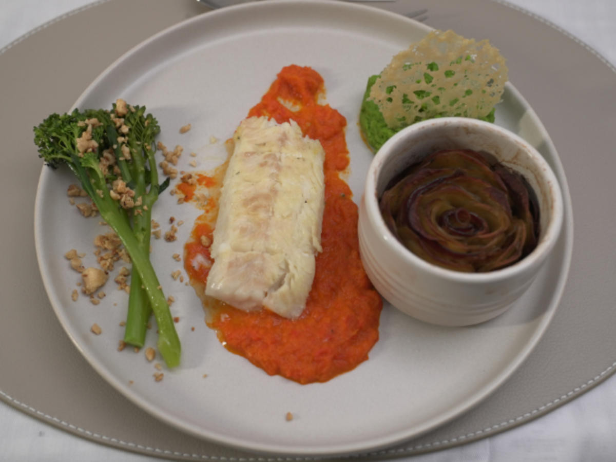 Zander auf Paprikaspiegel mit Erbsenpüree und Kartoffelrose