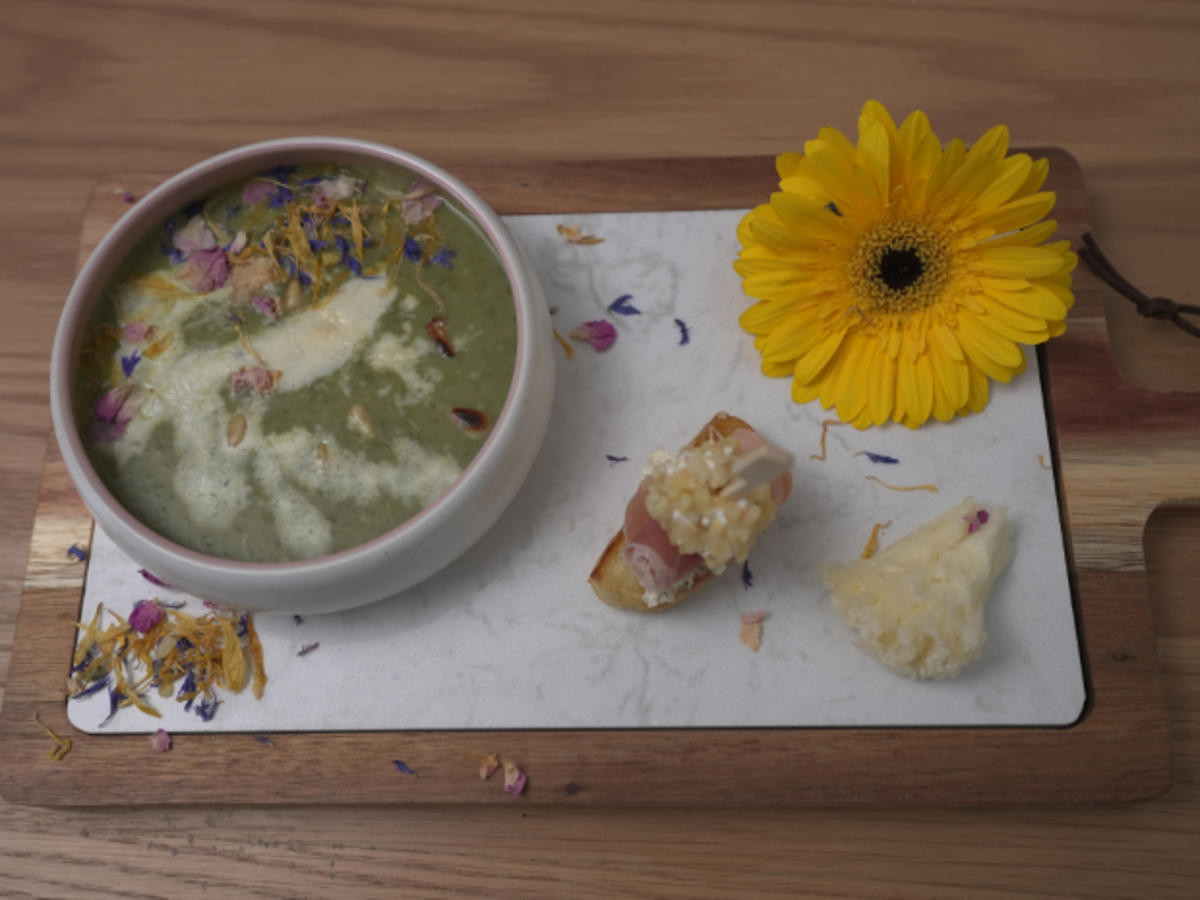 Bärlauchsuppe mit Parmesan-Creme und Ziegenkäse-Spieße