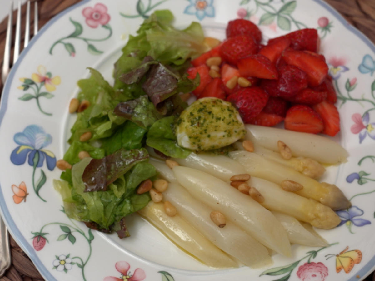 Spargelsalat mit Erdbeeren, Pinienkernen, Mozzarella und Basilikum-Pesto