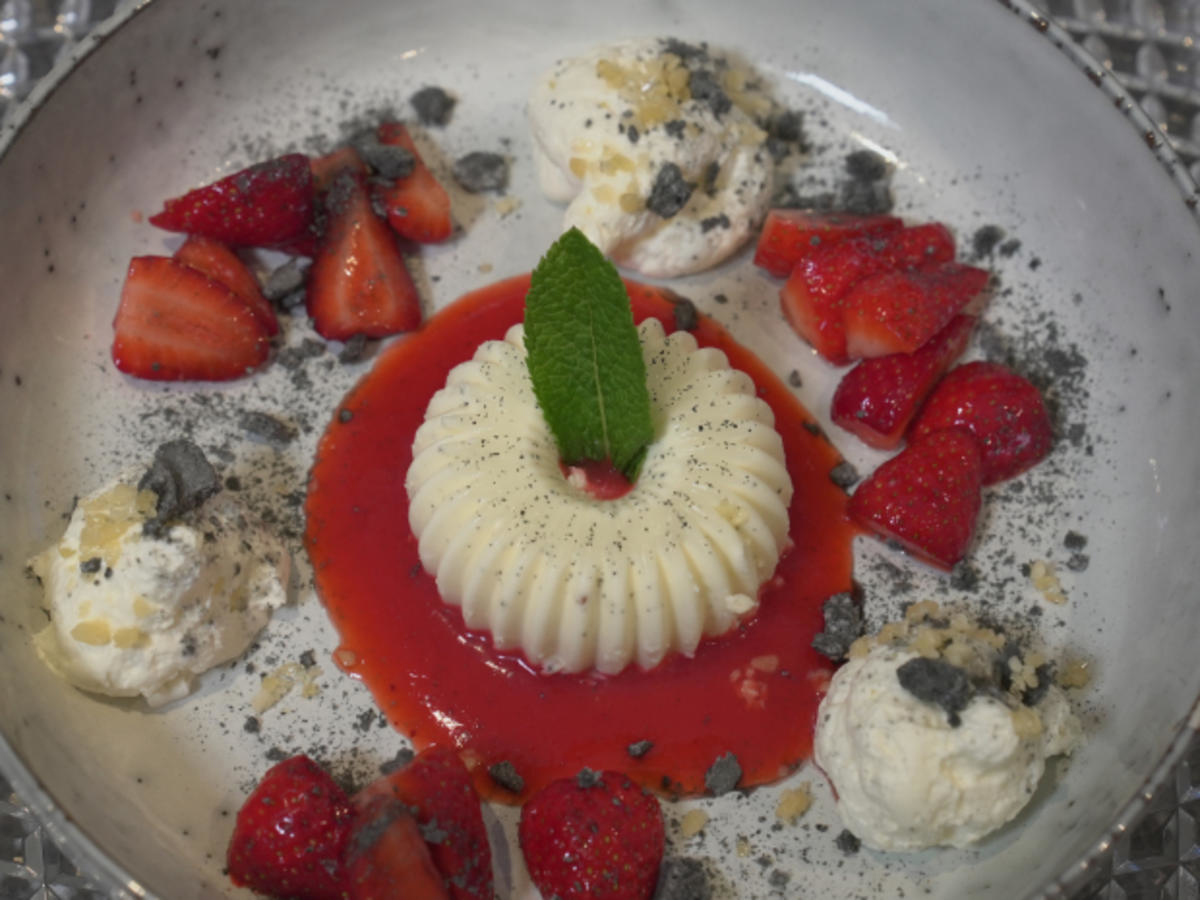 Holunder-Pannacotta mit marinierten Erdbeeren und Minz-Sahne