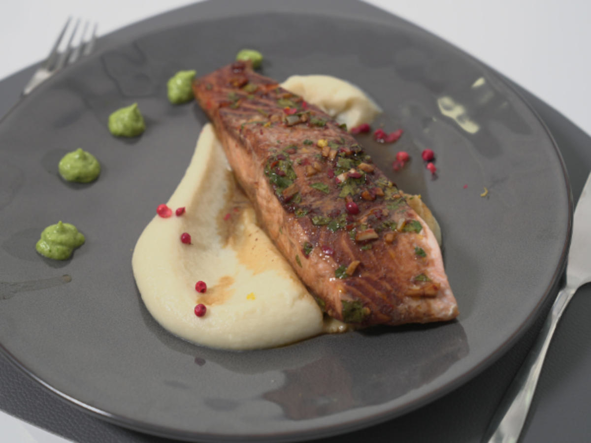 Marinierter Lachs mit Blumenkohl-Wasabi-Püree und Spargel-Kräuter-Pesto