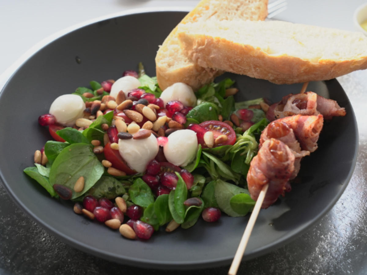 Dattel-Bacon-Spieß mit Salat, Aioli und Baguette