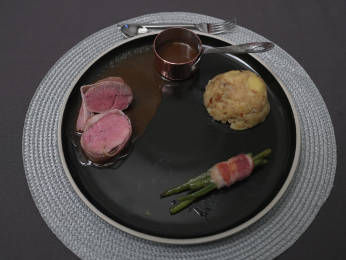 Schweinefilet mit slowenischen Kartoffeln und Bohnen im Speckmantel