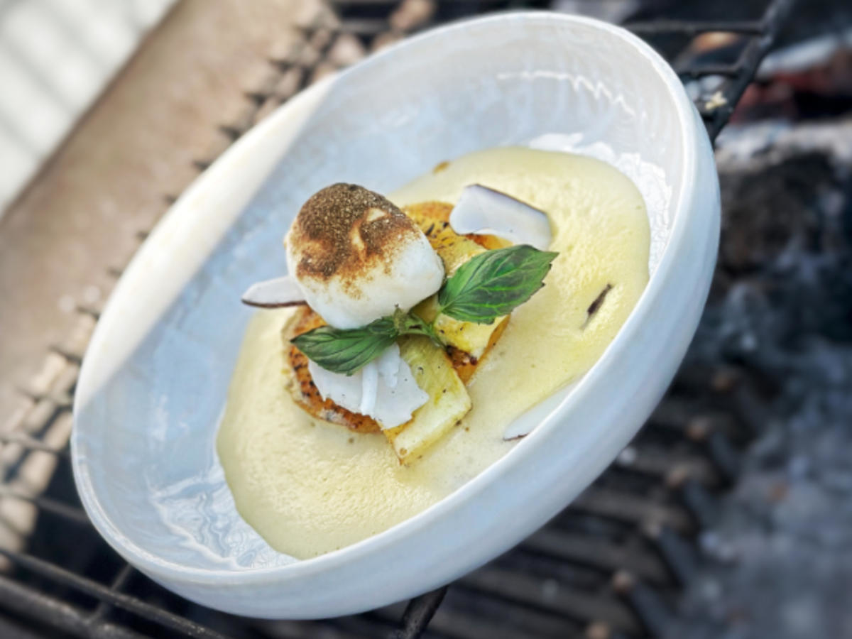 Kokospolentaschnitte mit gegrillter Ananas und Kokosraspeln (Jorge González)