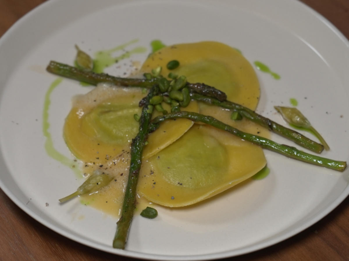 Ricotta-Ravioli mit Spargel und Weißweinschaum