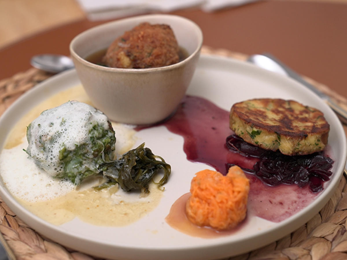 Kaspressknödel mit Rotwein-Schalotten und Leuchtturm-Schaum
