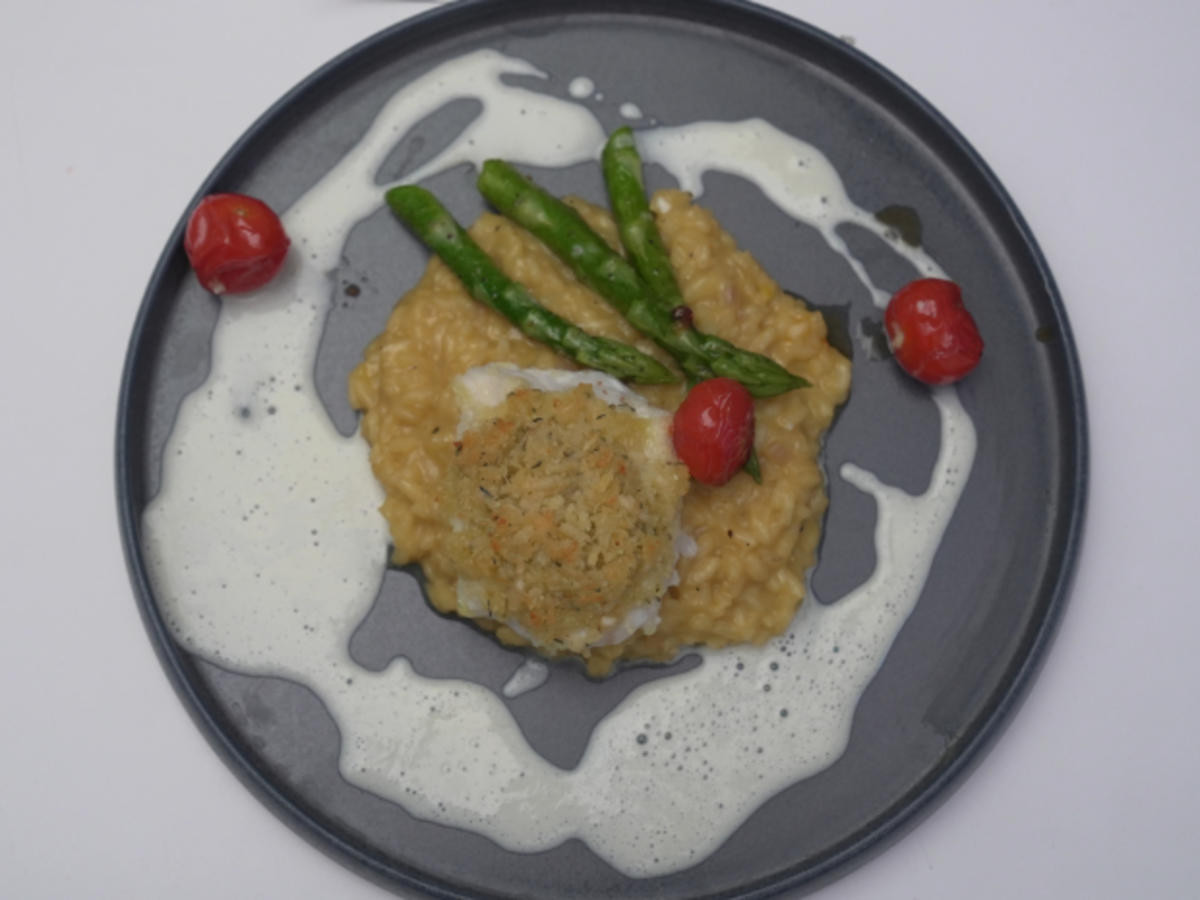 Steinbeißer mit Parmesankruste und Safranrisotto