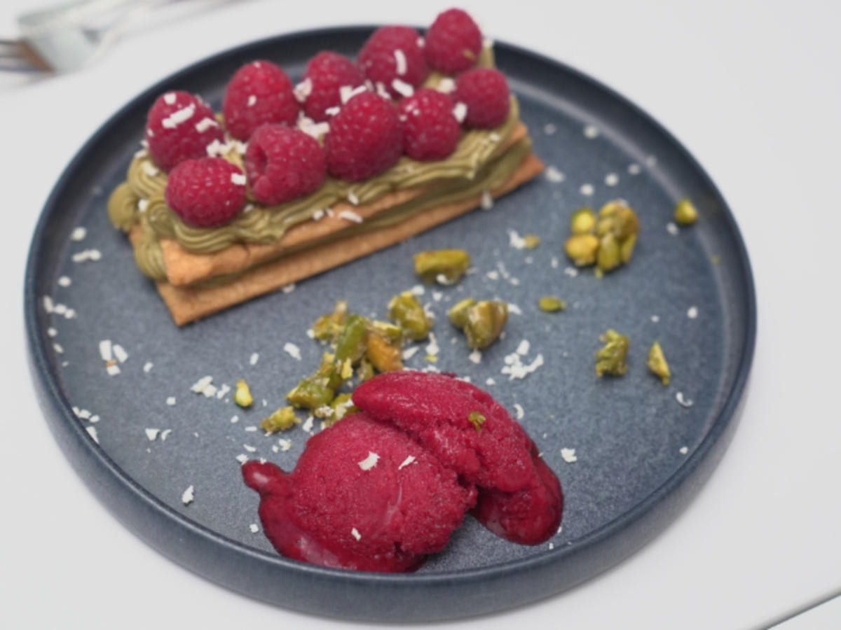 Mille Feuille mit Pistaziencreme und Himbeersorbet