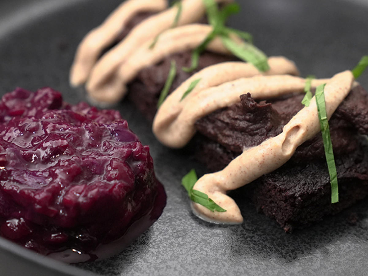 Schokoladenkuchen mit Amarettini Quark und Pflaumenkompott