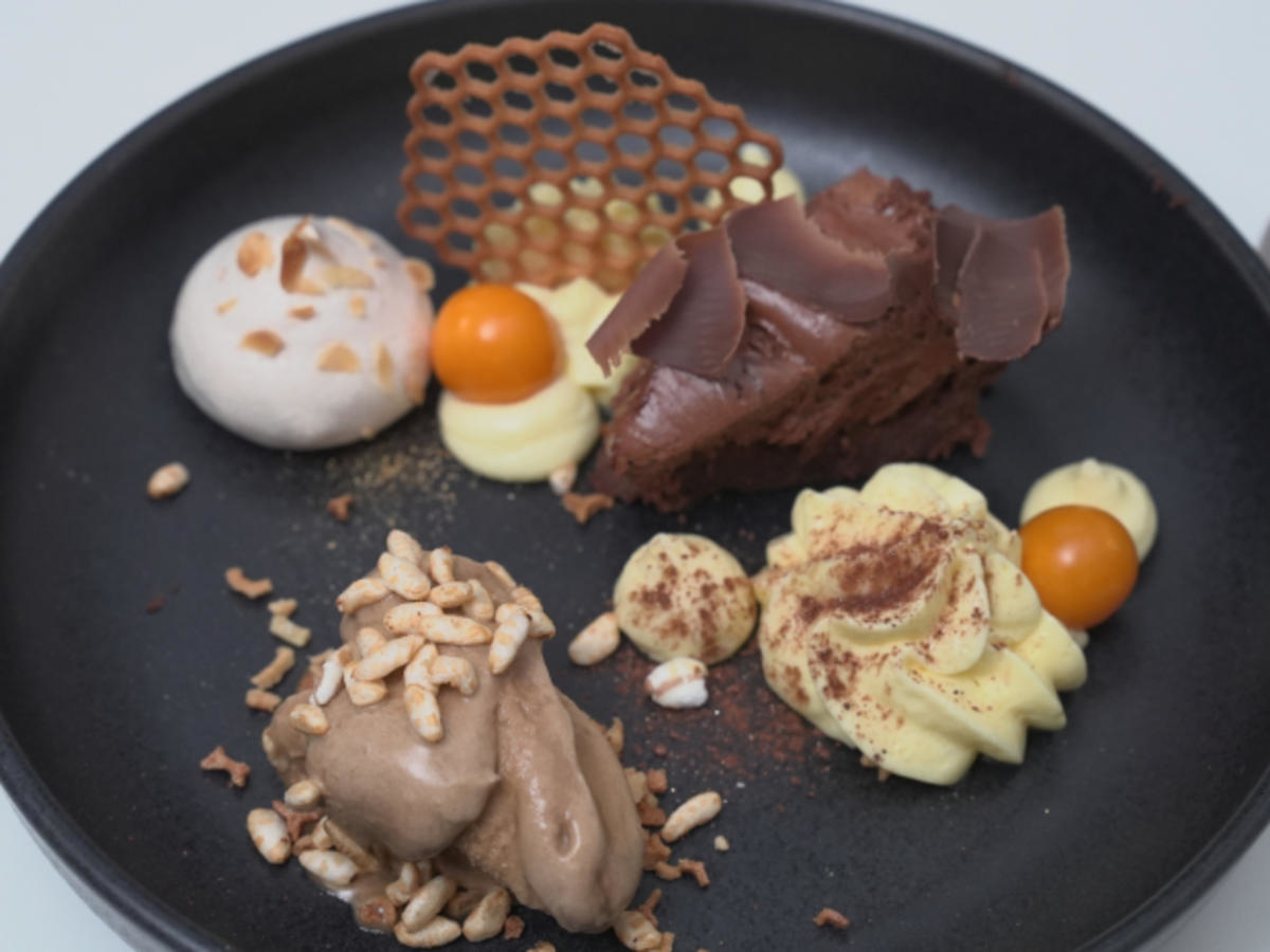 Dekonstruiertes Tiramisu mit Kaffeeis und Eierlikörcreme
