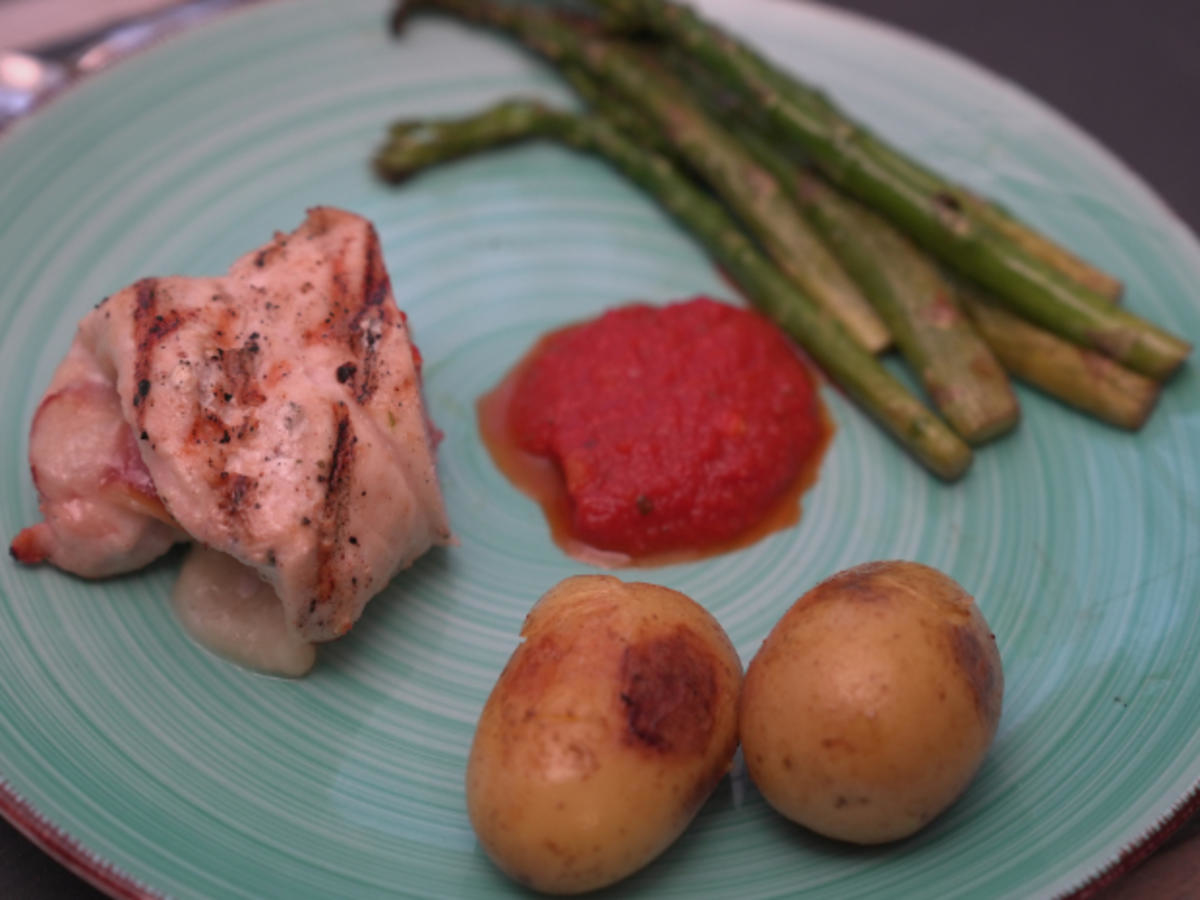 Involtini di Pollo mit Schinken, dazu Drillinge und grüner Spargel