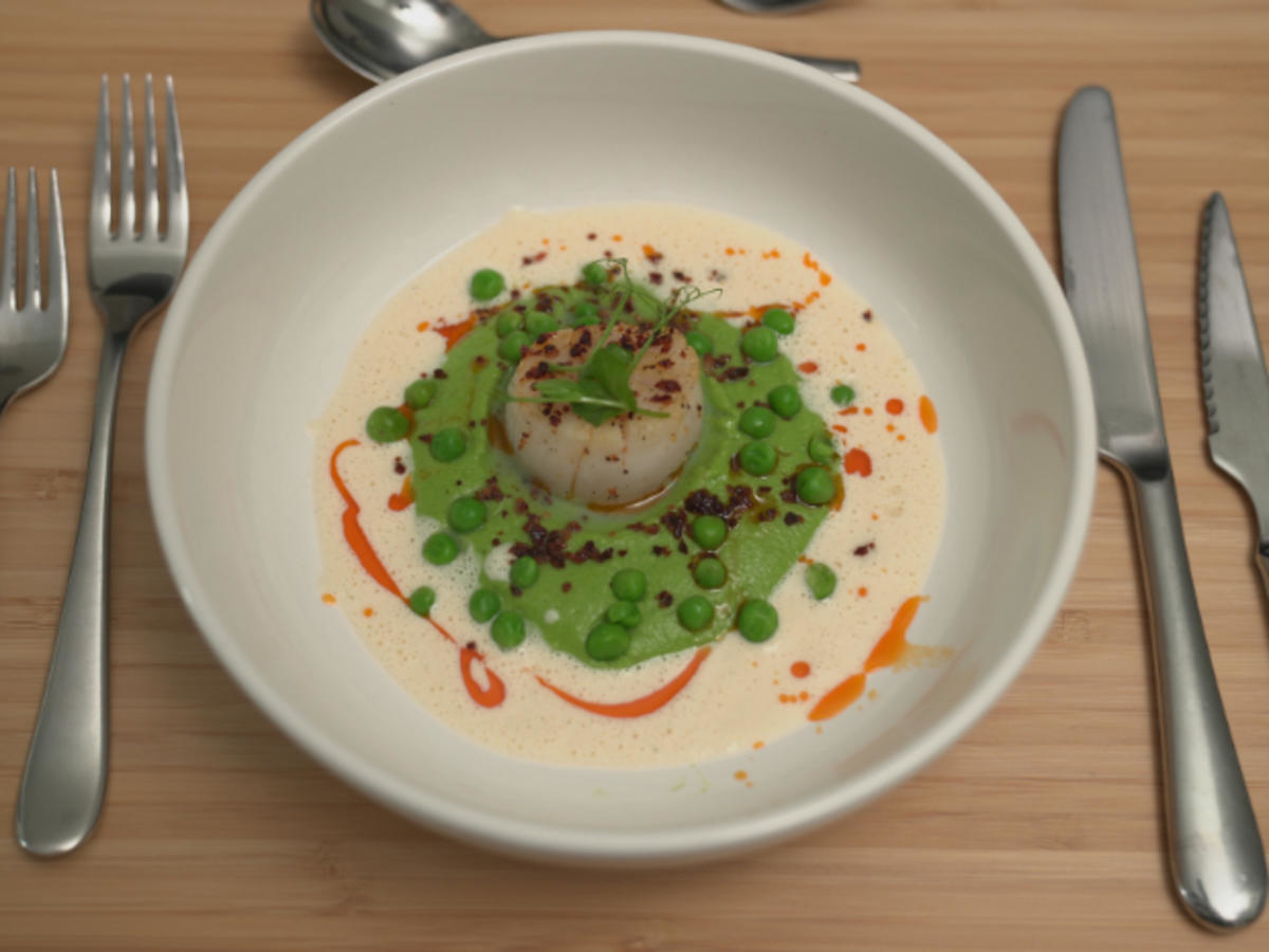 Jakobsmuscheln mit Chorizo-Öl, Erbsenpüree und Beurre blanc