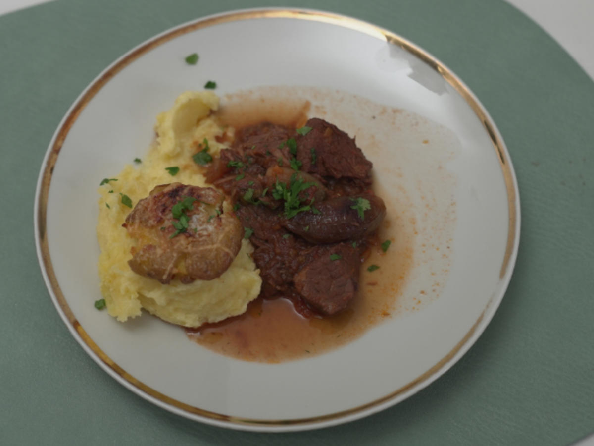 Kalbsragout mit Kartoffelstampf und karamellisierten Schalotten