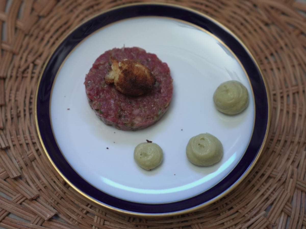 Rindertatar mit Wachtelei und Avocadocreme
