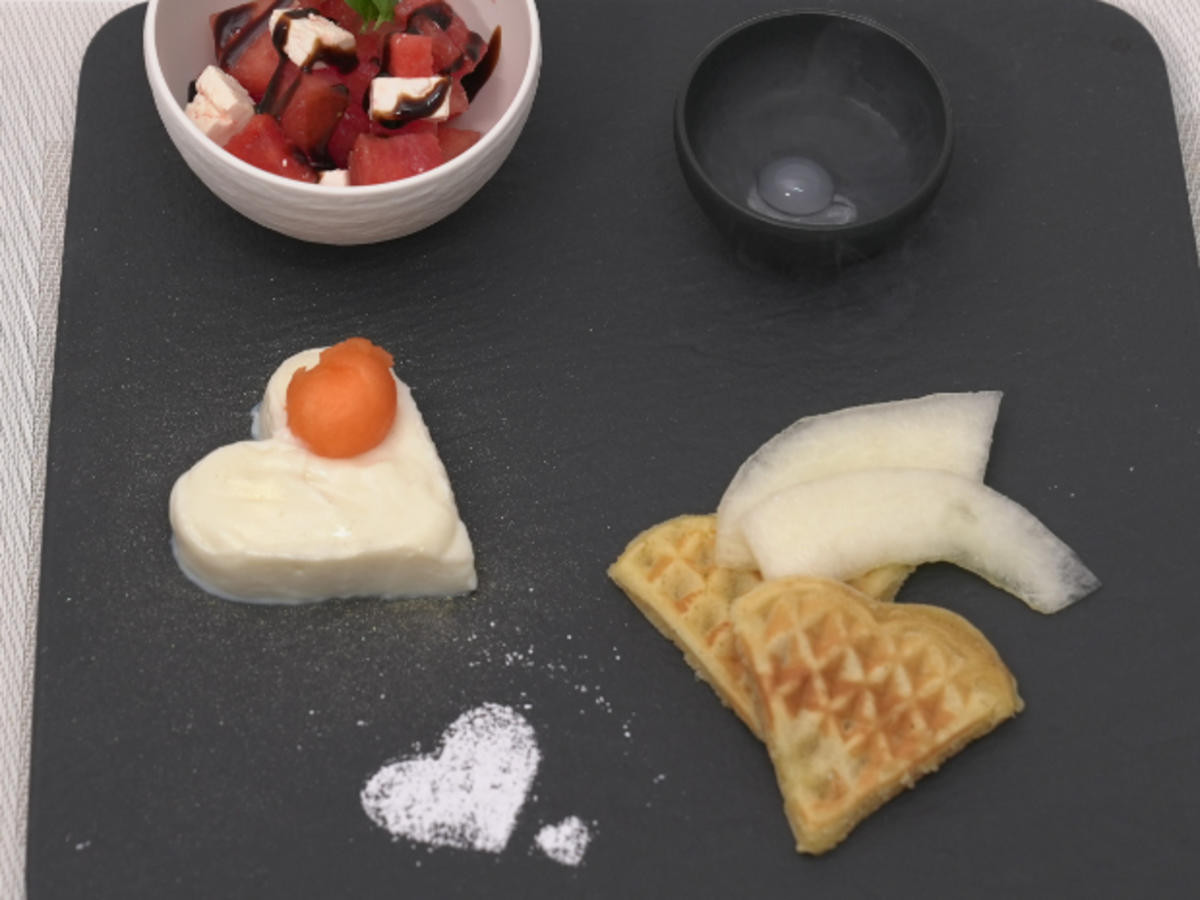 Wassermelone mit Feta, Milchkuchen und Vanillewaffel mit Honigmelone