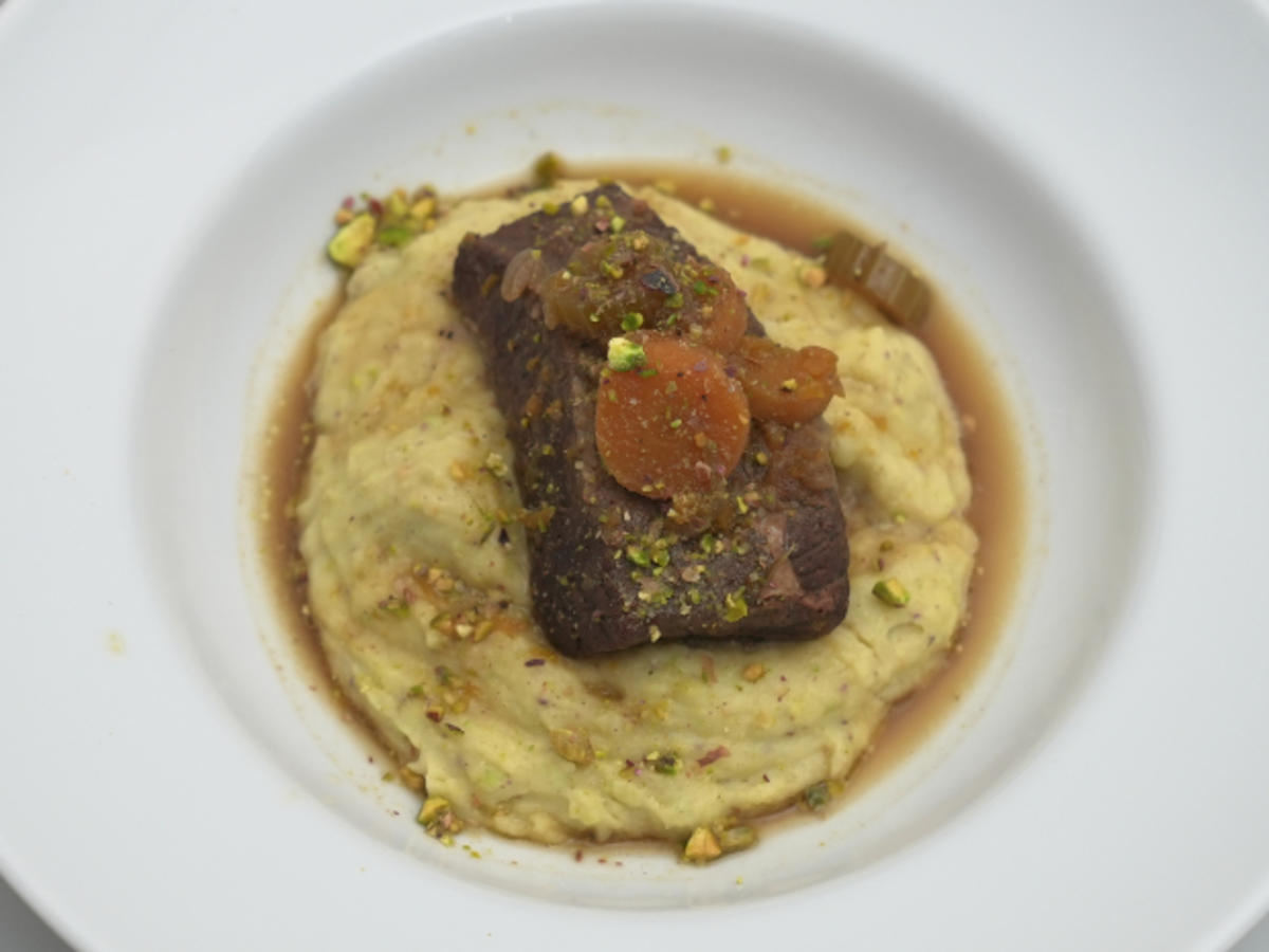 Geschmorte Short Ribs auf Pistazienpüree