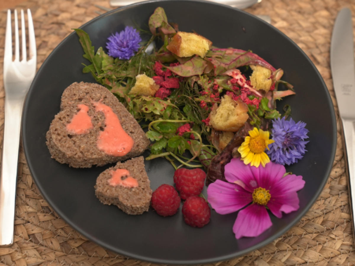 Blattsalat mit Laugencroutons und Himbeer-Riesling-Dressing