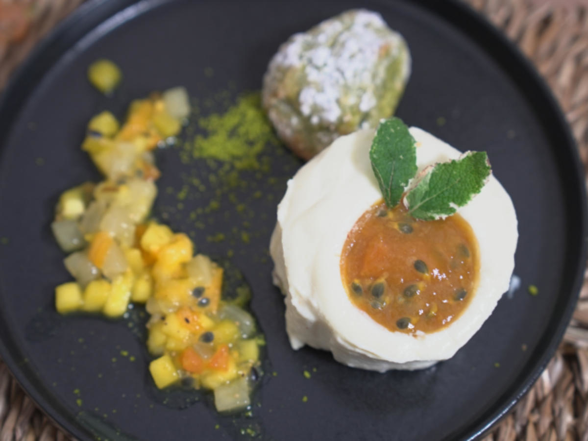 Vanille-Tonkabohnen-Törtchen mit Pistazienknusperboden und Obstsalat