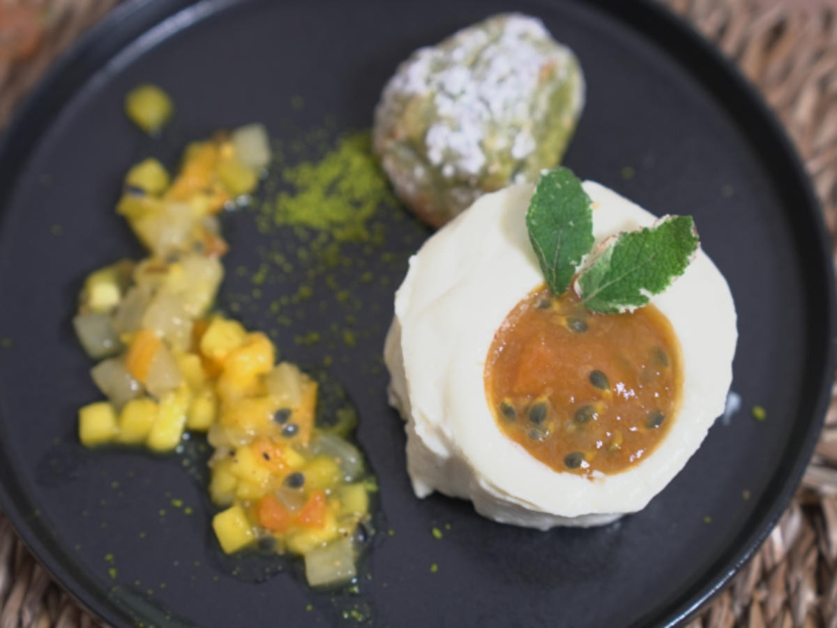 Vanille-Tonkabohnen-Törtchen mit Pistazienknusperboden und Obstsalat