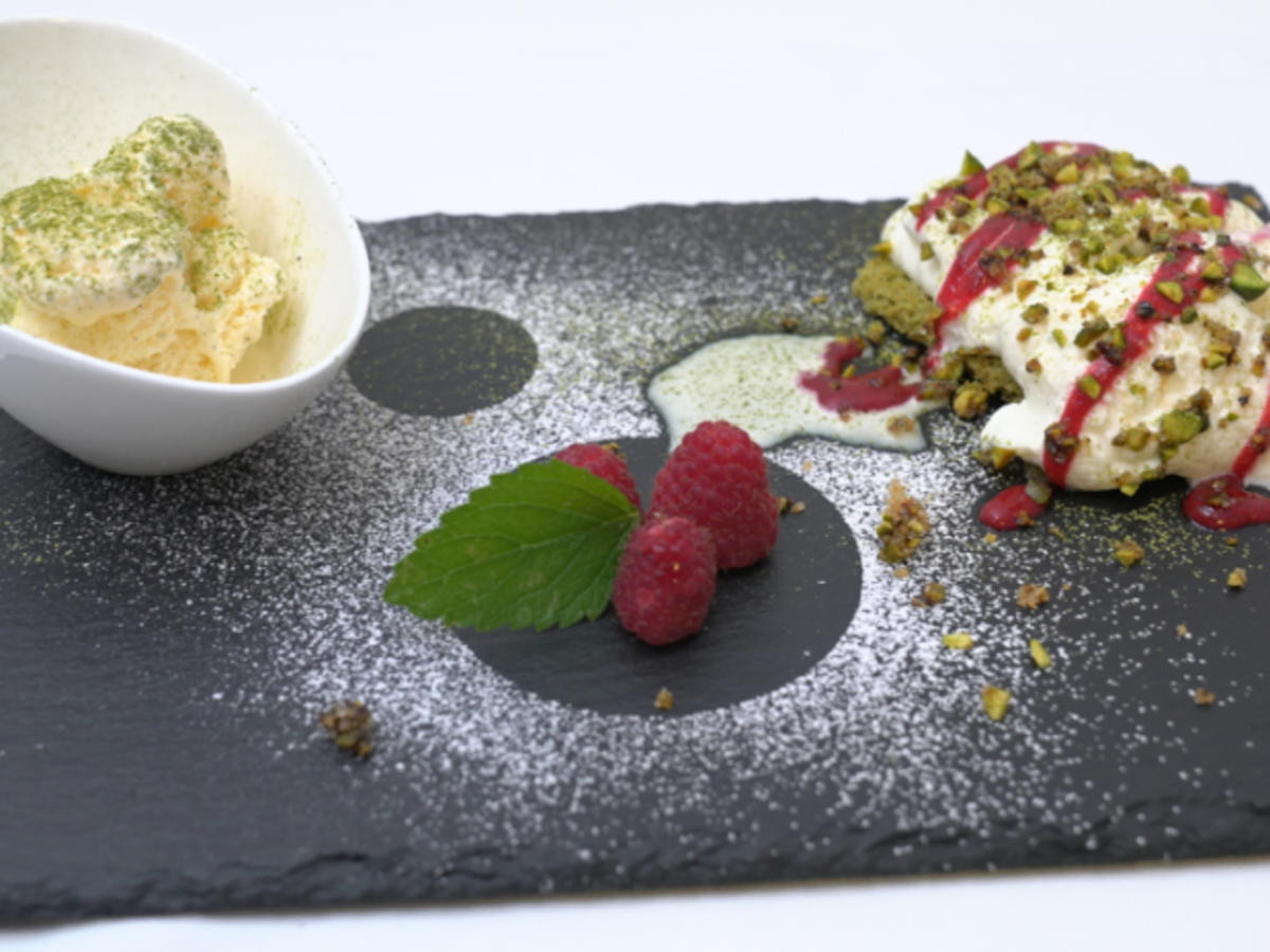 Mascarpone Creme auf Matcha-Biskuit-Boden mit Vanille-Eis