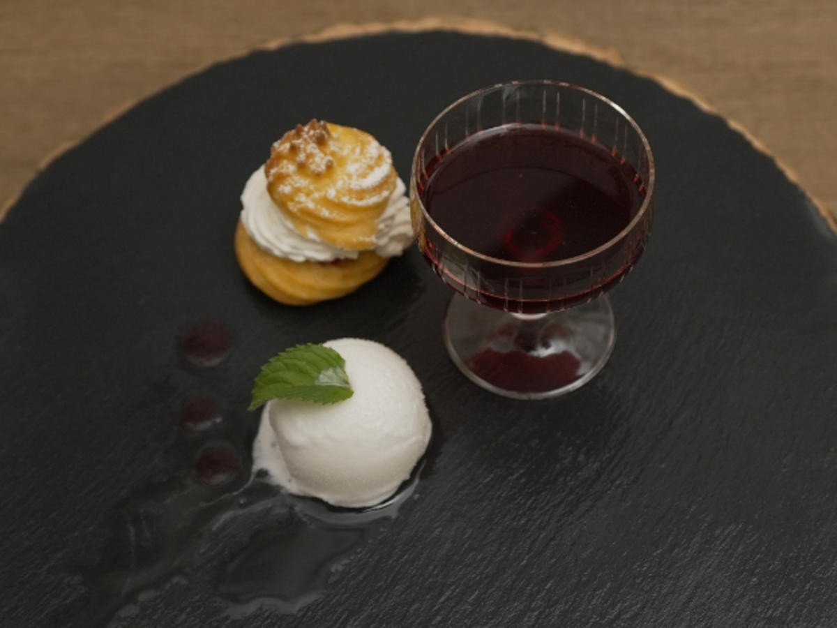 Windbeutel mit Kirschen und Zitronensorbet