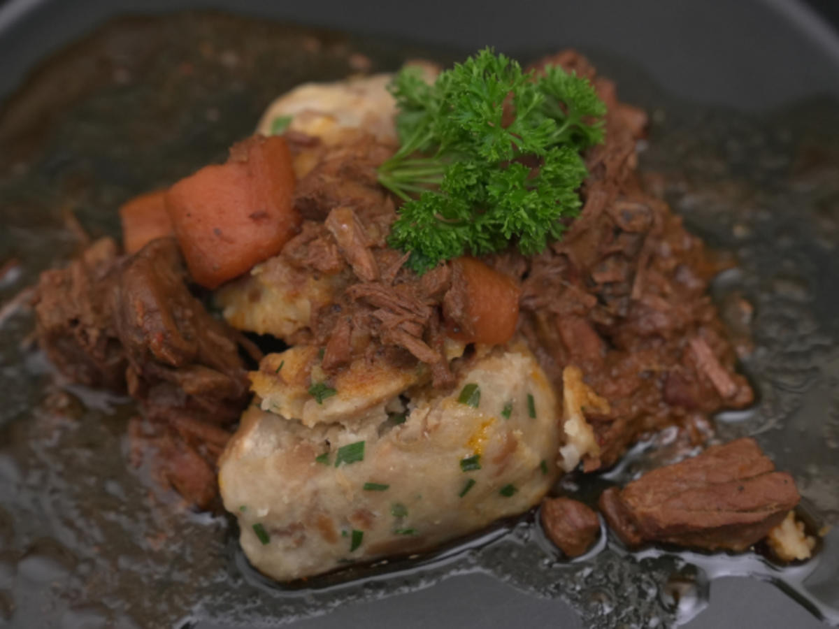 Bayerisches Biergulasch mit Brezenknödel