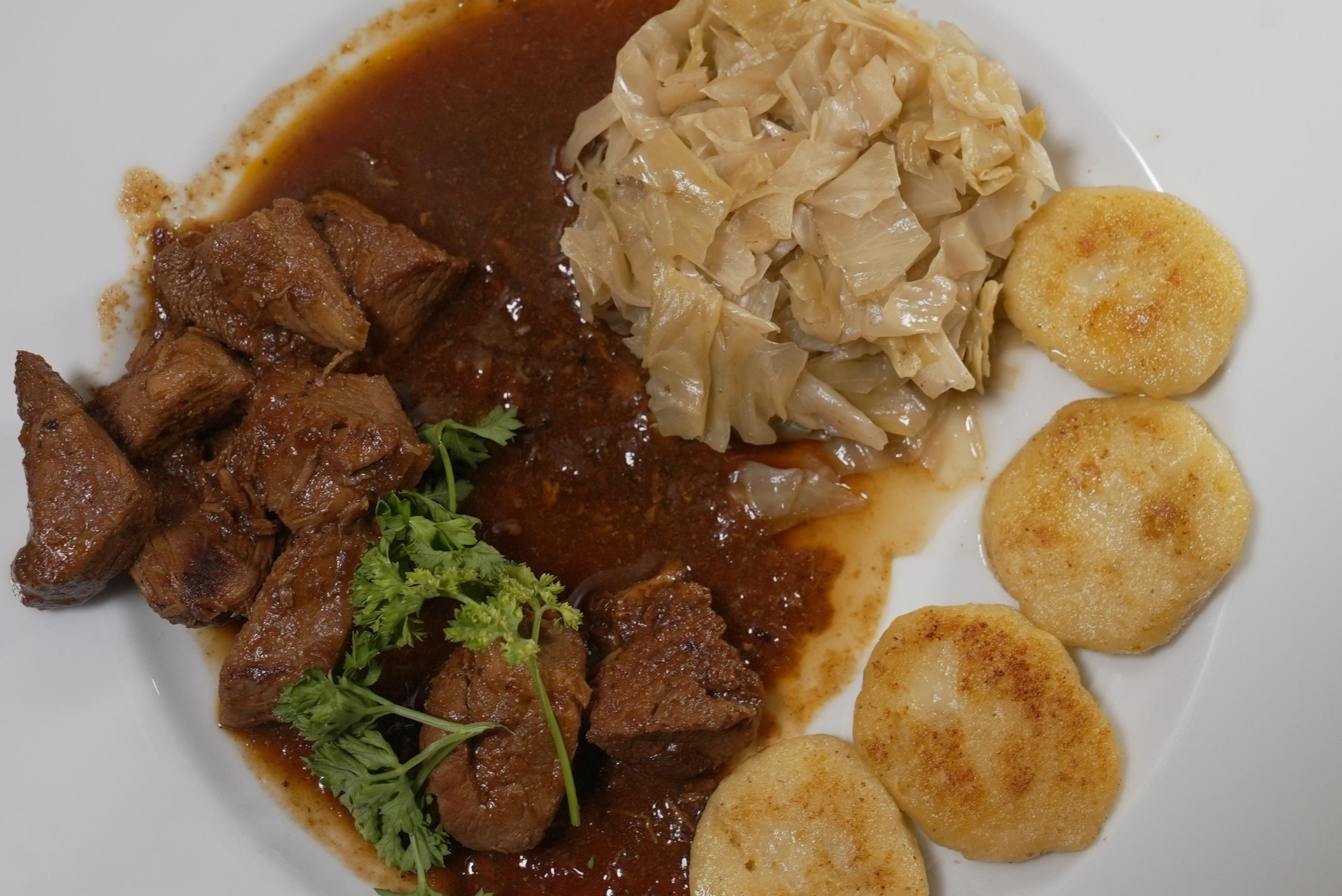 Kalbsgulasch mit Barolo-Sauce, Gnocchi und Gemüse