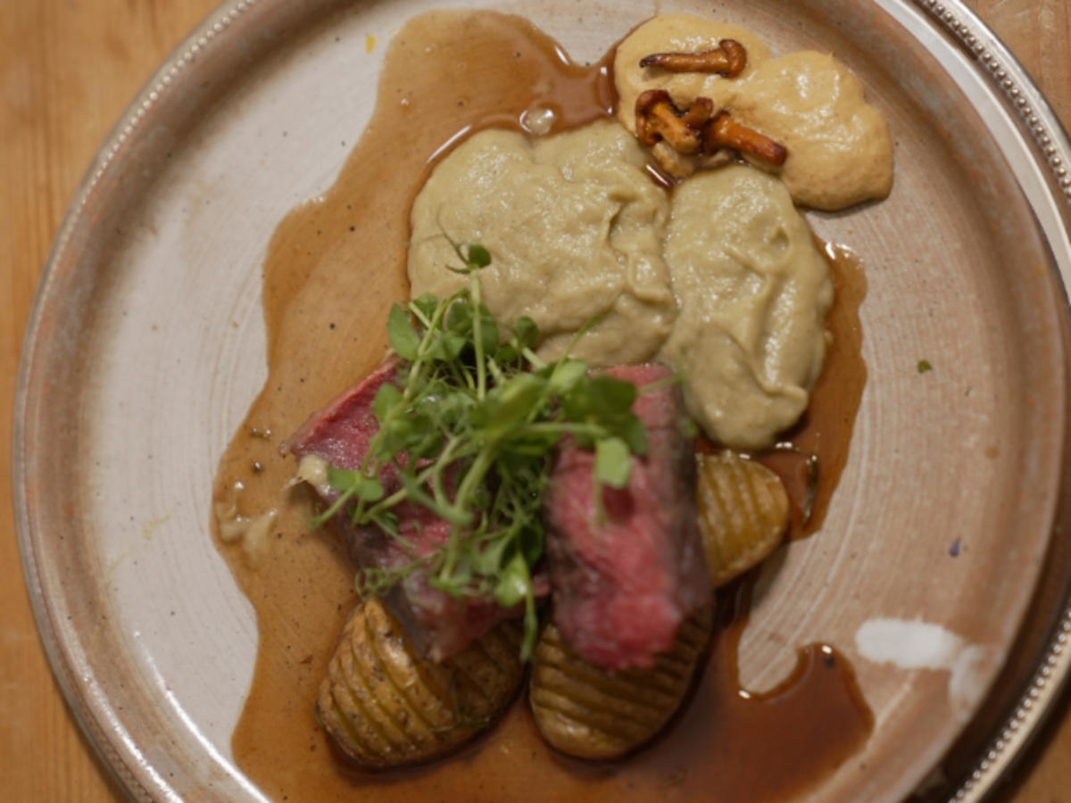 Côte de bœuf mit Hasselback-Kartoffeln und Topinambur-Püree