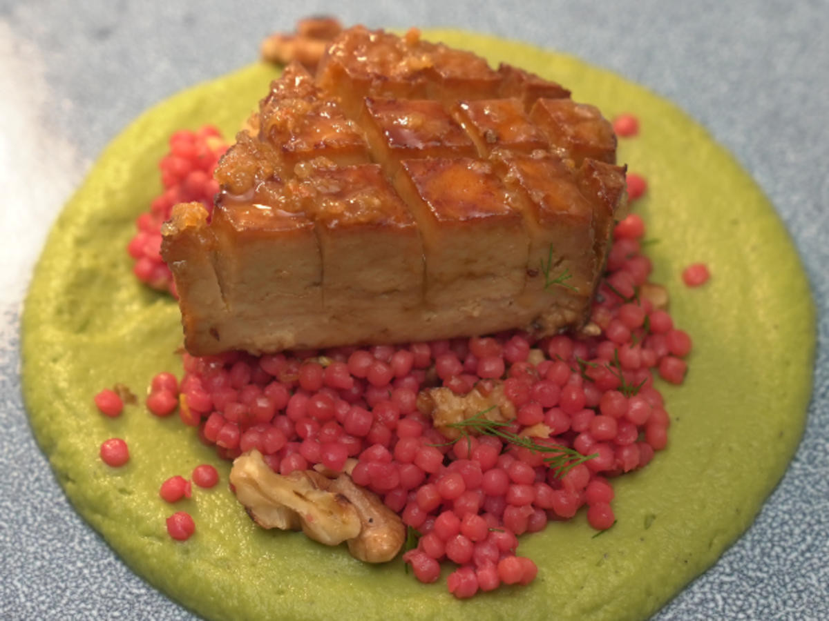 Glazed Tofu, Pink Lemon-Pearl-Couscous, Pea-Püree