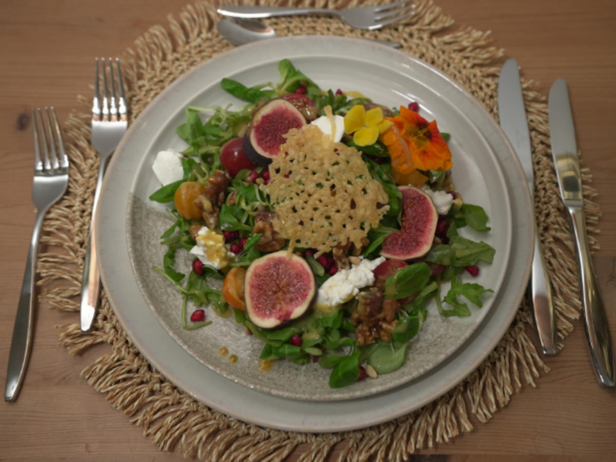 Feldsalat mit Ziegenkäse, Feigen und Parmesanchip