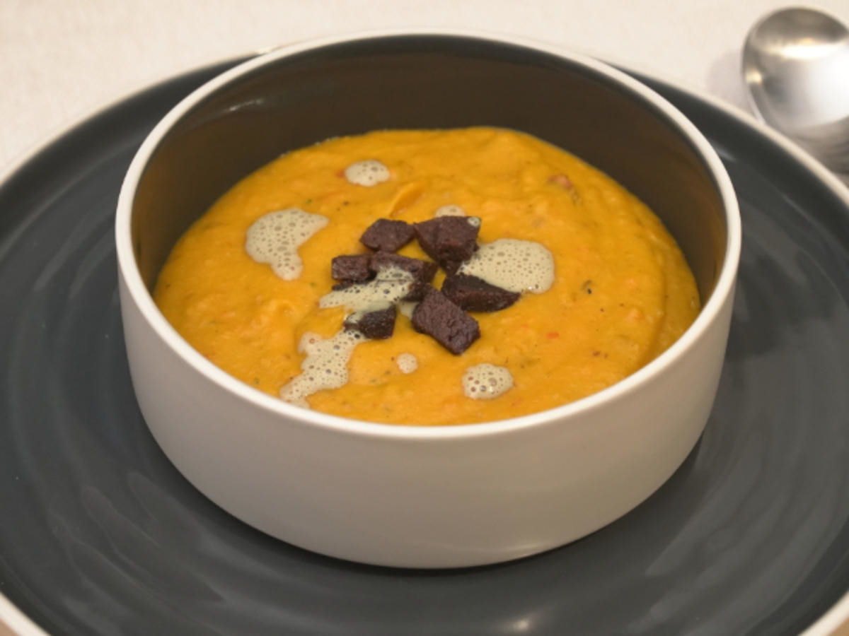 Kürbissuppe mit Pumpernickel-Crunch und Kürbiskernölschaum