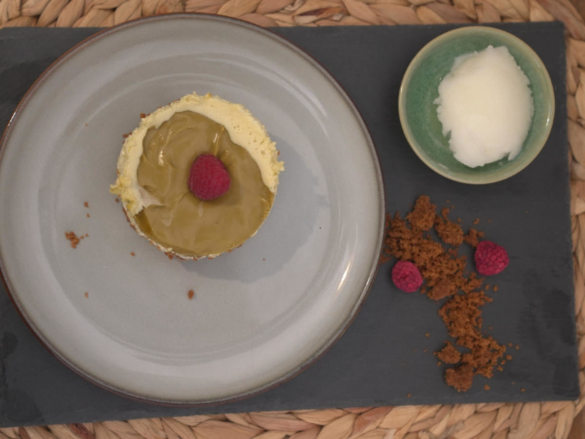 Pistazien-Cheesecake-Törtchen mit Himbeeren und Zitronen-Sorbet