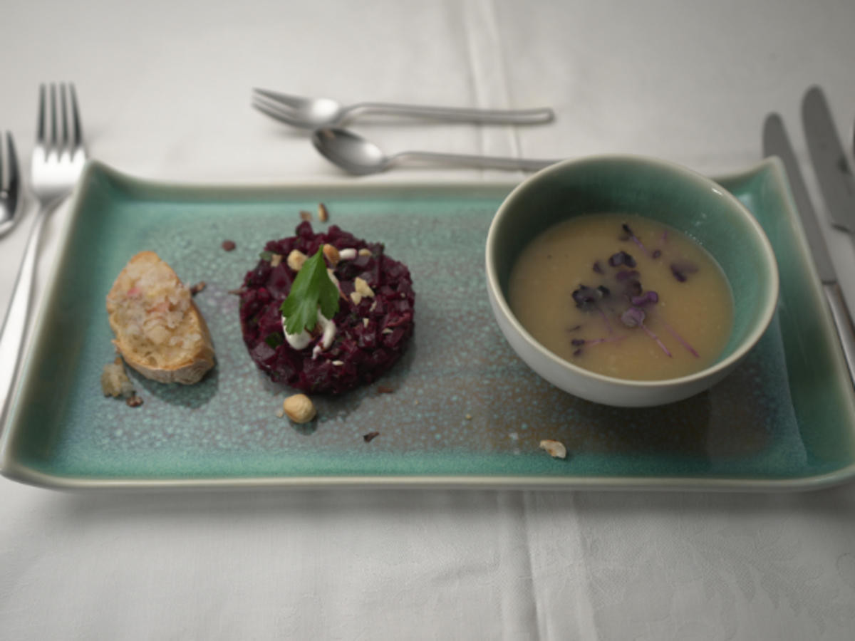 Apfel-Sellerie-Suppe mit Rote Bete Tatar und veganem Zwiebelschmalz