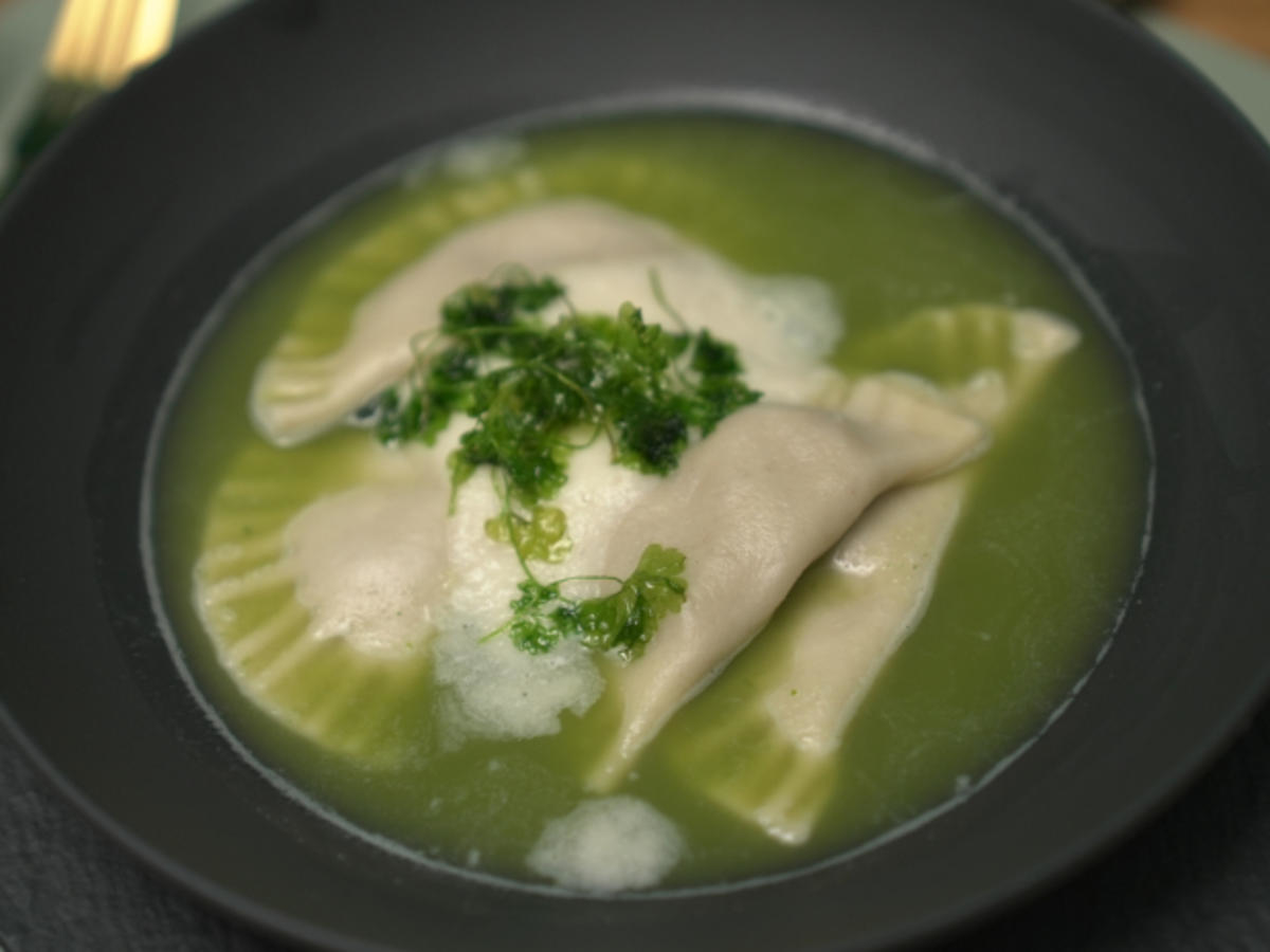 Ravioli im grünen Petersilienzauber mit Wurzelschaum